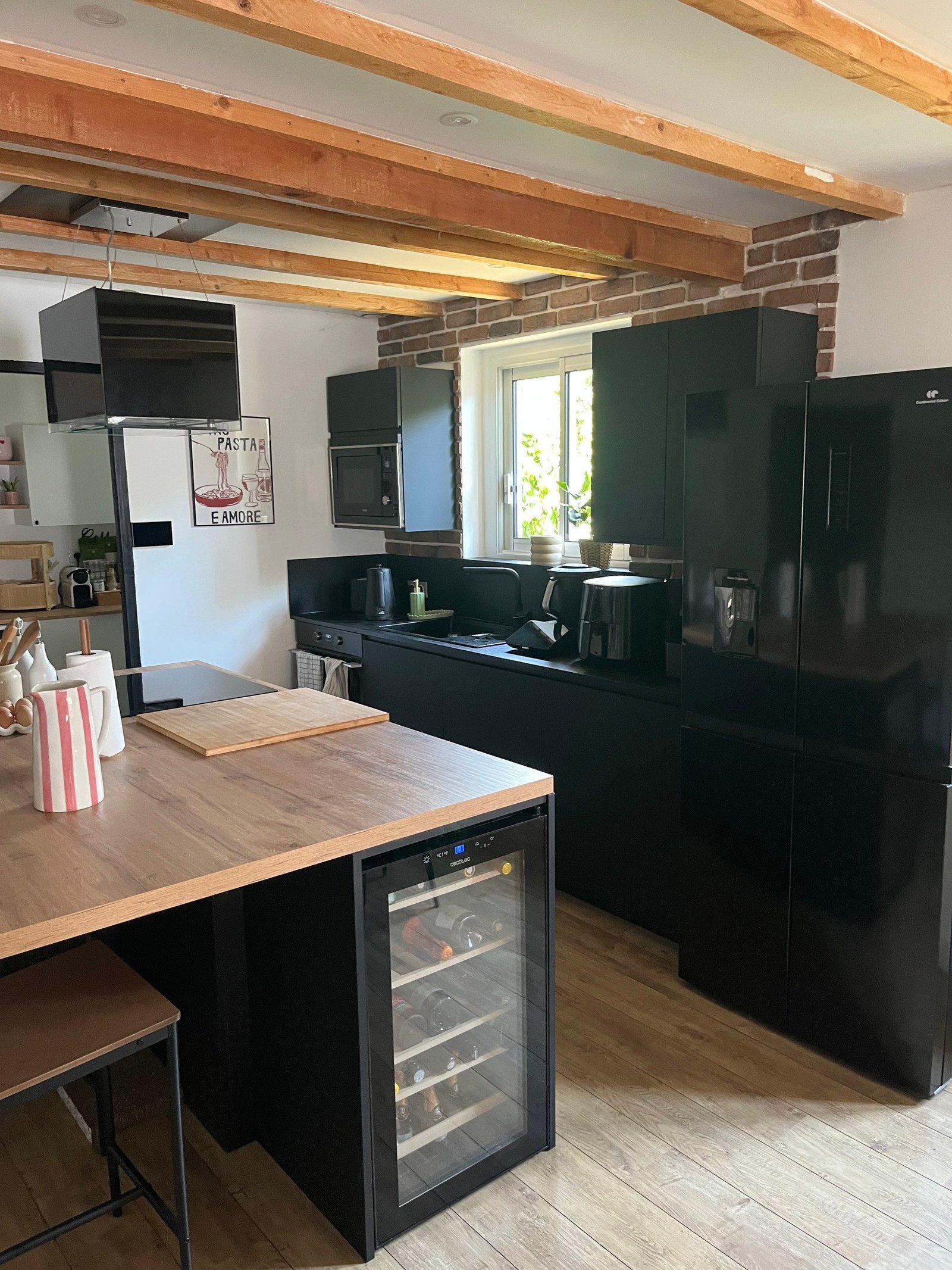 Cuisine noire et bois vue au plus près de l’îlot central