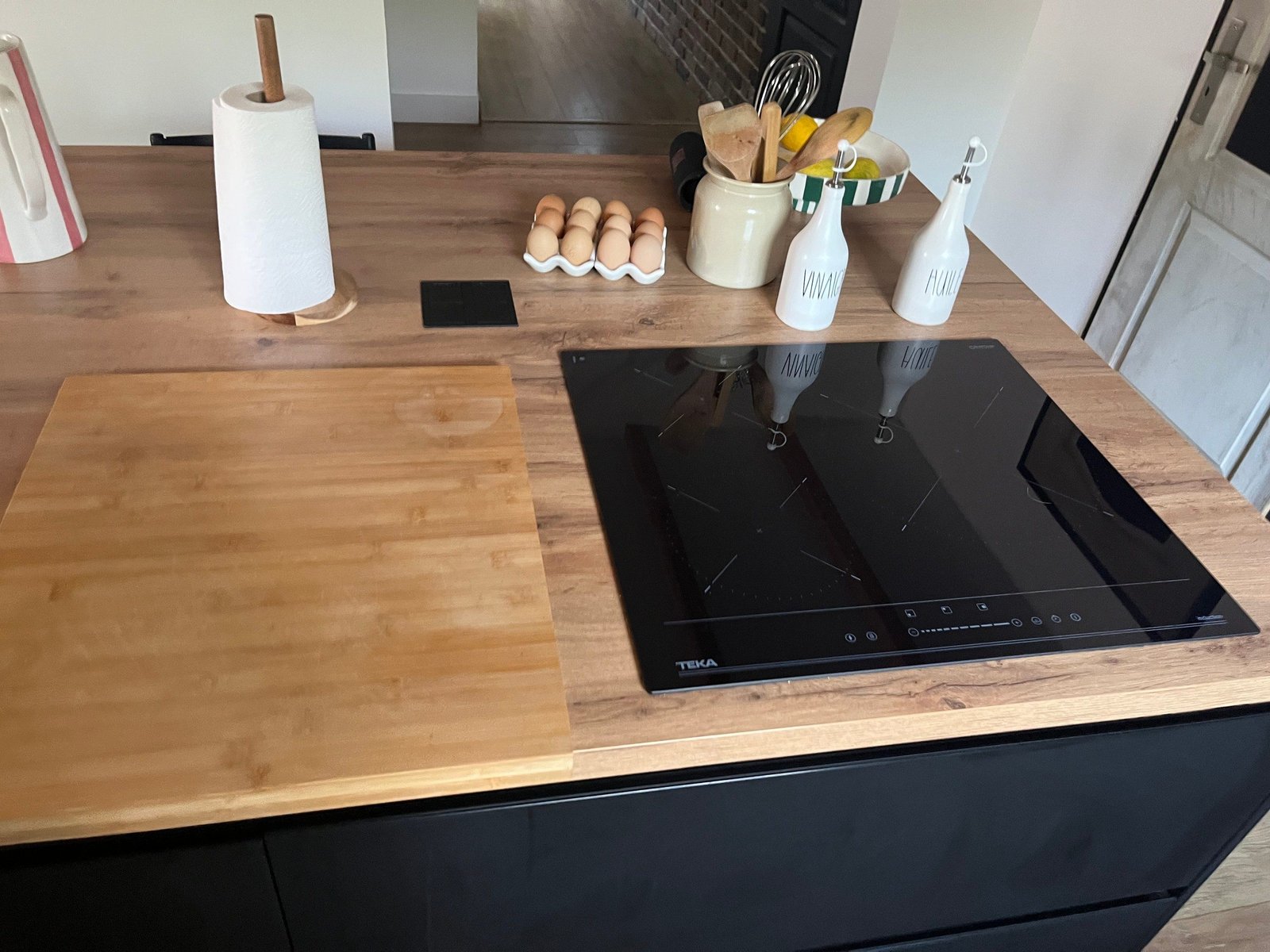 Plaque de cuisson noire intégrée au plan de travail en bois