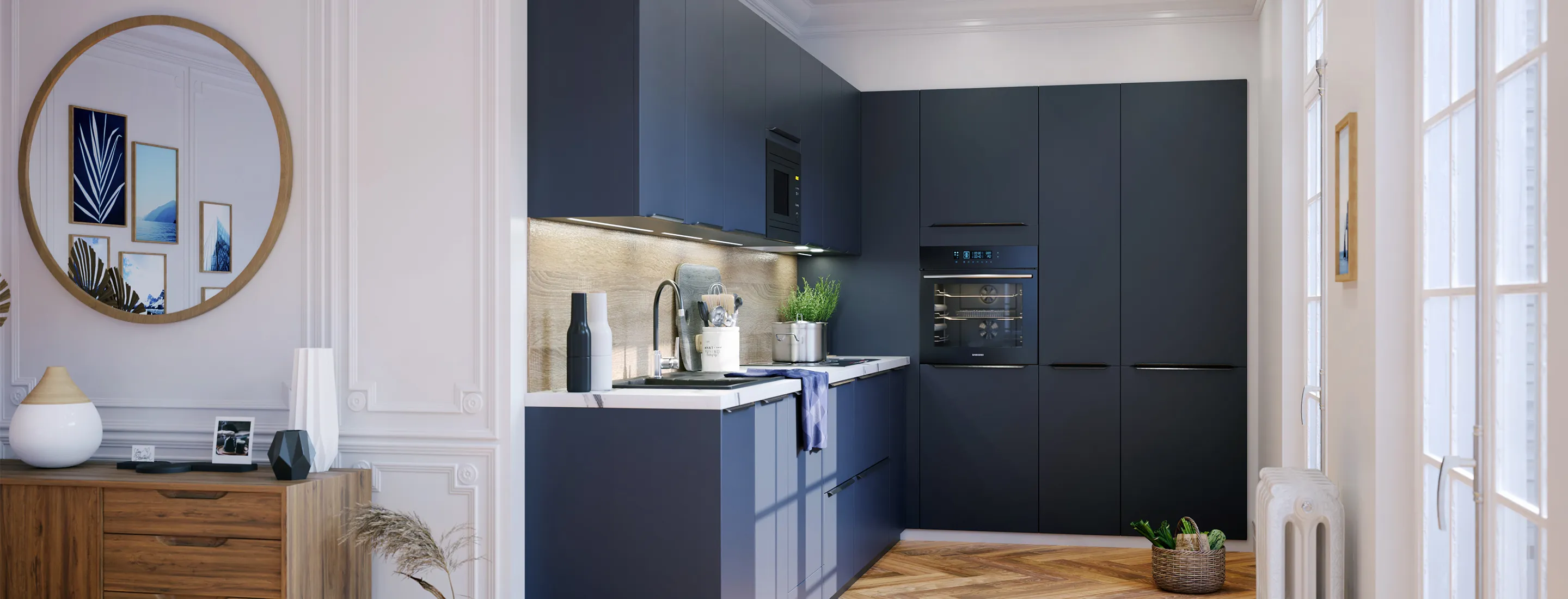 Cuisine bleu marine profond avec plan marbre blanc et crédence bois clair — modèle Citadine, vue d'ensemble