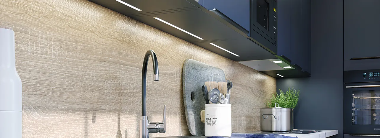 Crédence bois clair, façades bleu marine et réglette LED encastrée — détail modèle Citadine