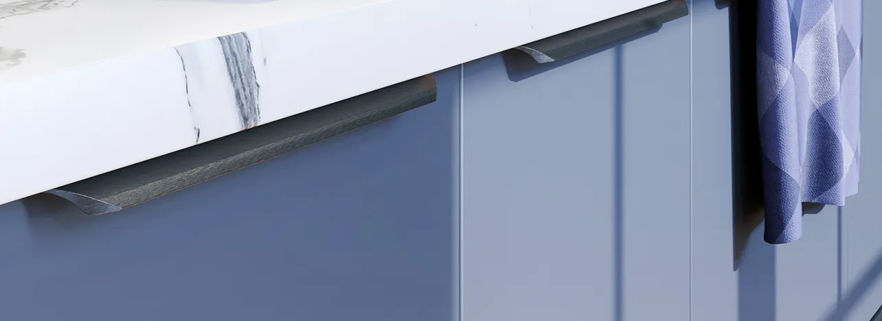 Poignée vague bronze foncé sur façade bleue avec plan de travail marbre blanc — détail modèle Citadine