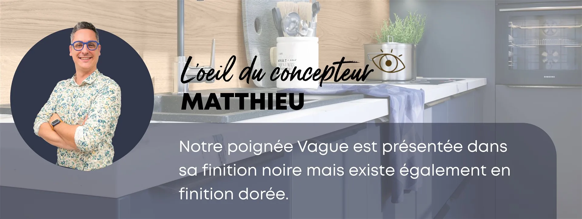 Cuisine Citadine bleu marine — vue alternative avec colonnes et détails marbre