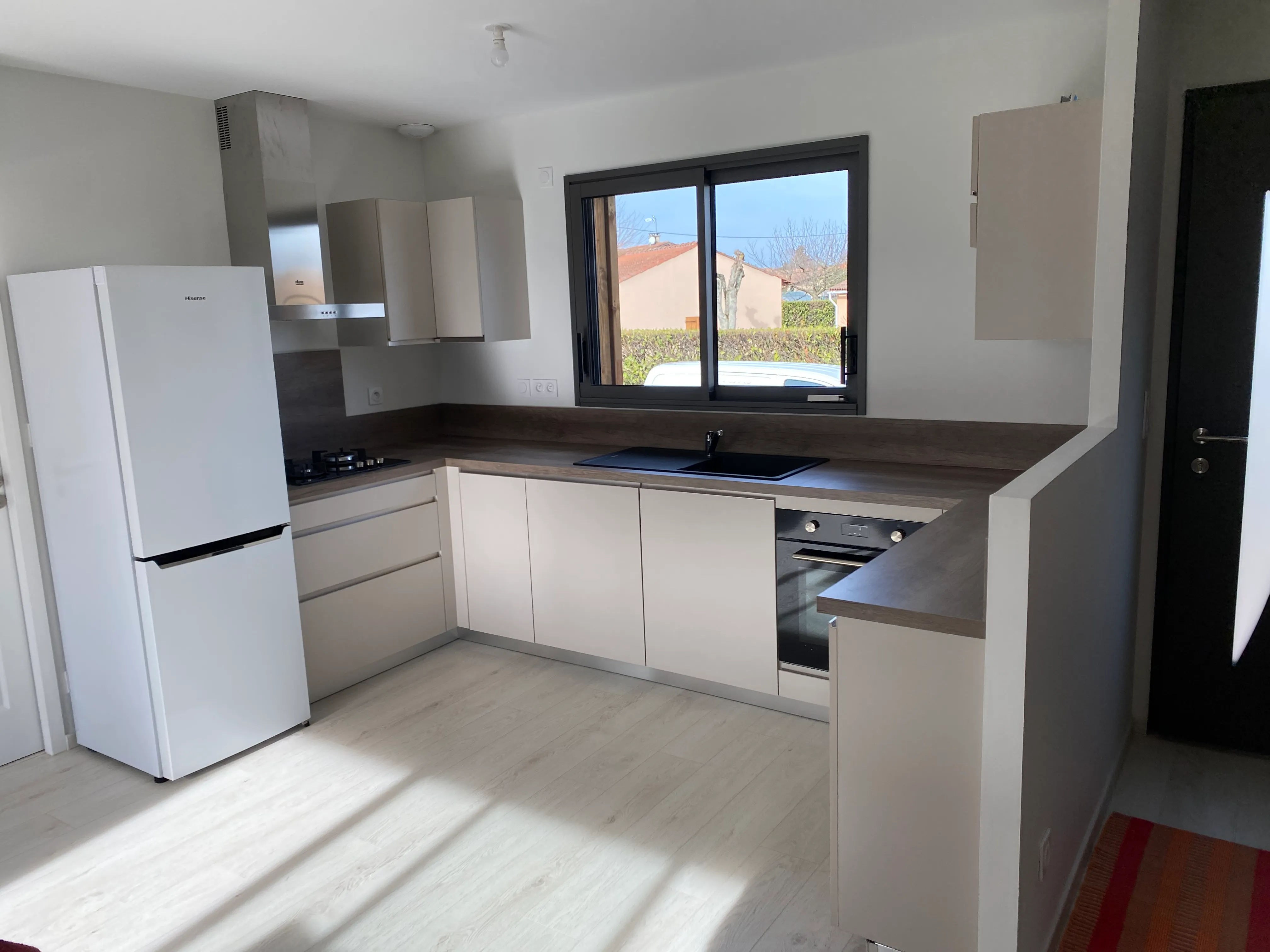 Cuisine sur-mesure conçue par Laurent BOX — vue d'ensemble lumineuse