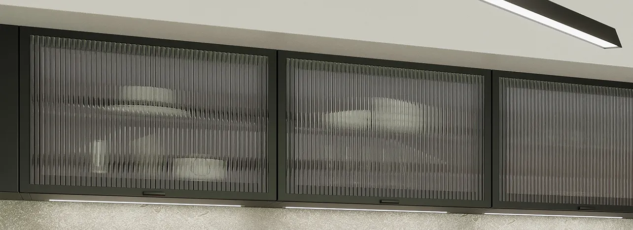 Vitrine en verre flûté avec encadrement noir mat — détail premium