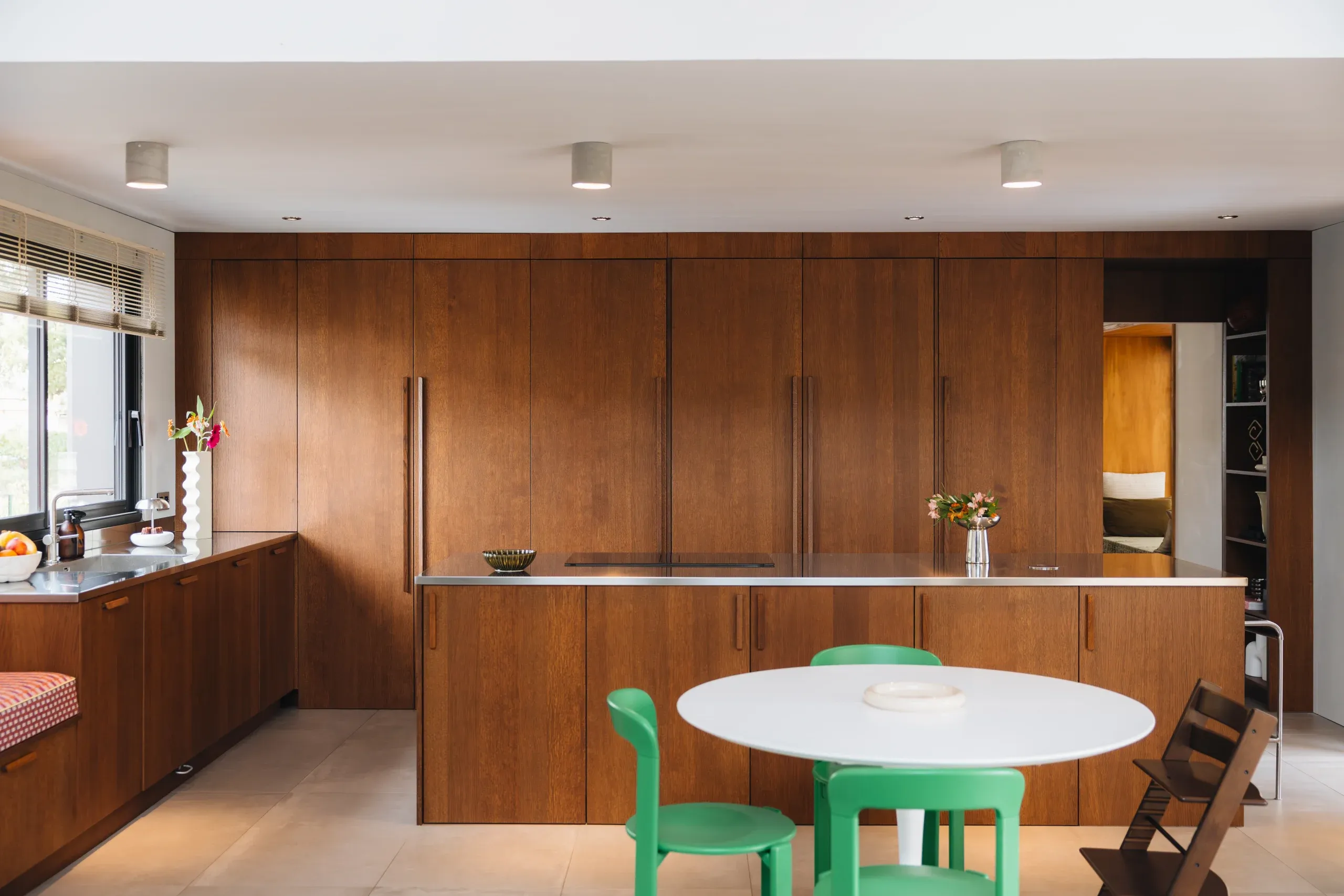 Cuisine Alcyone teinte noyer avec îlot central inox et coffee bar escamotable — vue d'ensemble