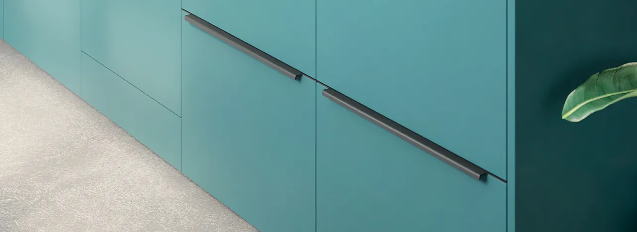 Poignée fine noir mat sur façade bleu canard — détail modèle Oasis Urbaine