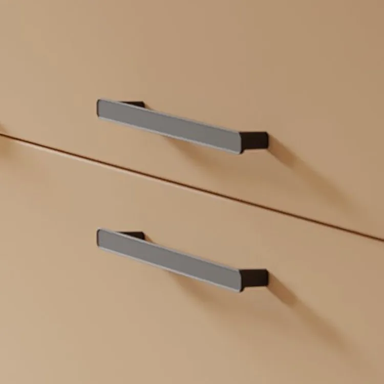Détail poignée cadre noir mat sur façade chaude — finition graphite